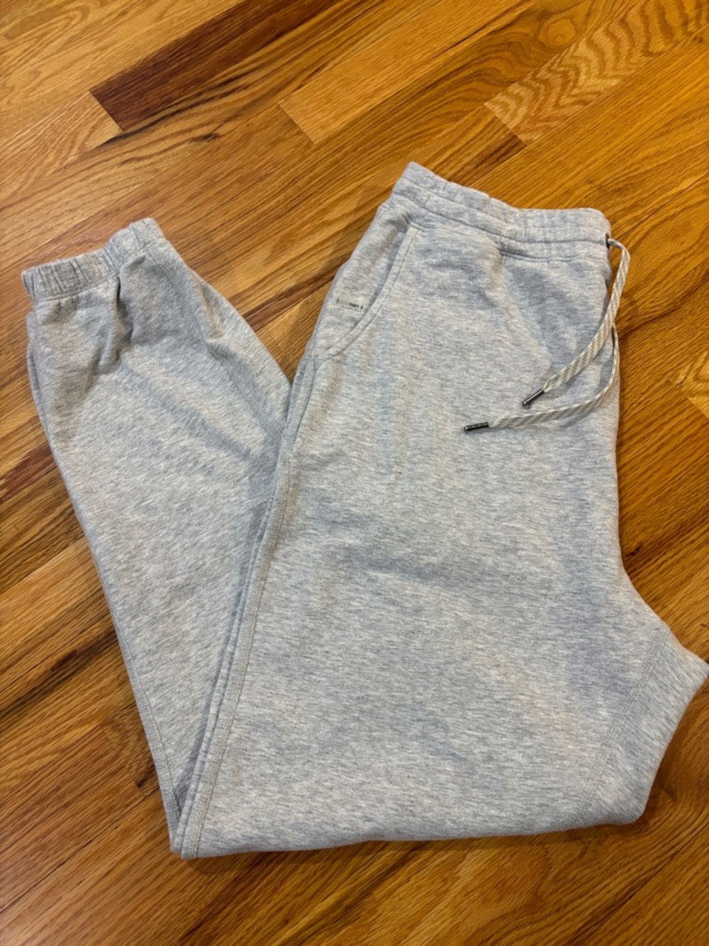 Vuori Grey heathered gray women’s joggers